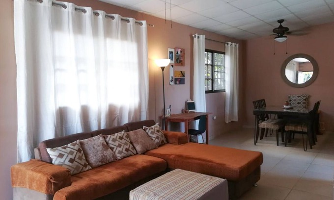 San Juan Bautista Casa | La Casita Amarilla, una pequeña casa de dos dormitorios