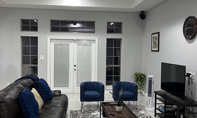 McAllen Casa | La Casita cozy 3 bedroom 2.5 bath with BBQ pit!