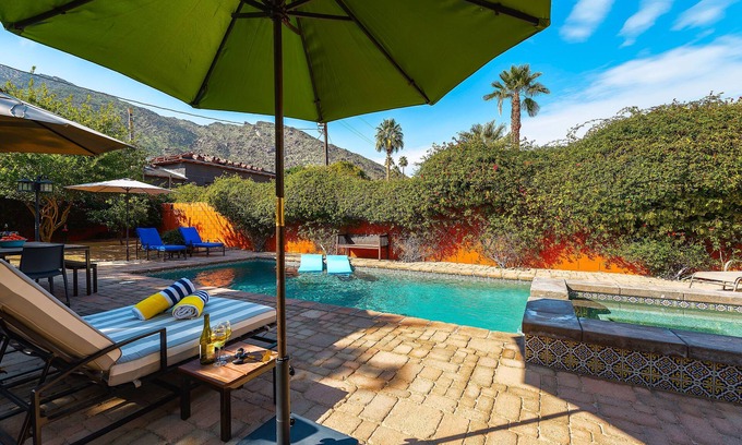 Historic Tennis Club Casa | La Casita-Rare Find, a pie del centro de la ciudad - 3 BR / 2 BA House