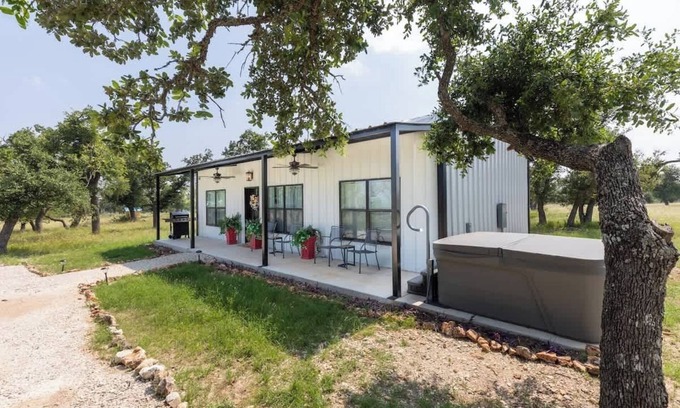 Fredericksburg Cabina | La Casita: Hot-tub & Firepit, 15 min to Fred!