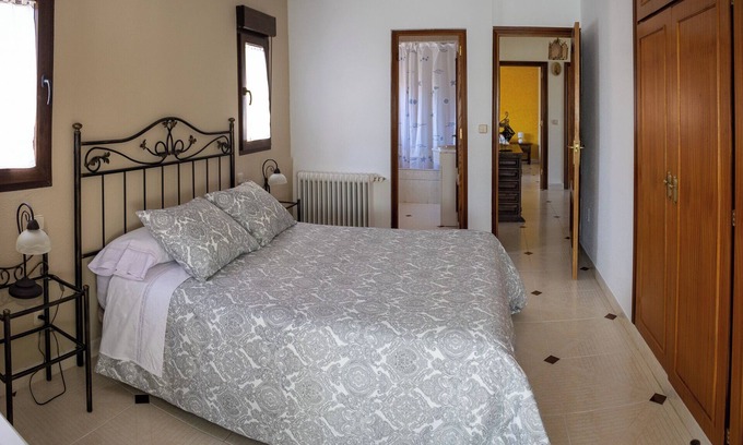 Rascafría Chalet De Esquí | La Casona de Rascafria, independiente, rodeada de jardin e ideal para familias.