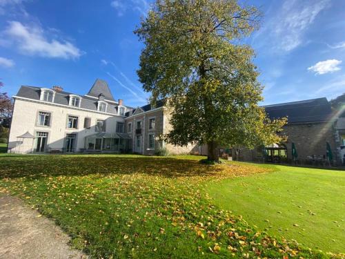 Liege Cama Y Desayuno | La chambre et le studio du château du golf de Bernalmont
