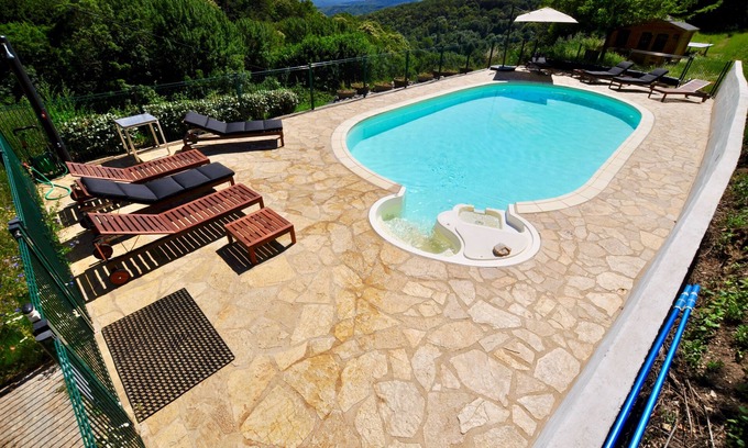 Riols Cabaña | La Chataigne - Cosy gite with panoramic mountain views, immersed in beautiful nature