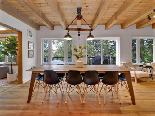 Val-des-Monts Casa | La Chataigne - Wilderness waterfront escape