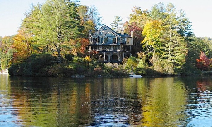 Lake Sequoyah Chalet De Esquí | La Chatelaine, CHATEAU FRANCÉS HERMOSO LAKEFRONT EN HIGHLANDS, NC