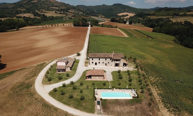 Montelovesco Otro | La Collina del Sole Beautiful Umbrian Property with Infinity Pool for 11 Guests