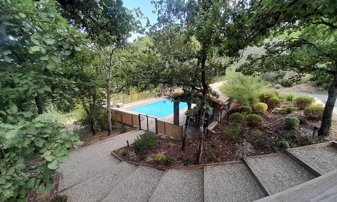 Fa Casa | La Colline aux Oiseaux, large nature gîte with swimming pool