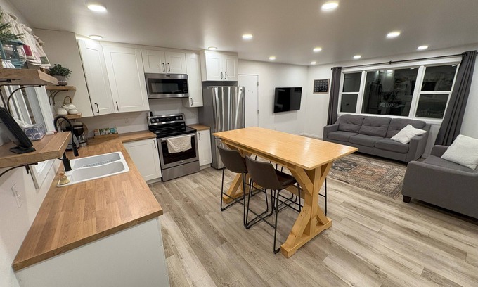 La Crete Casa | A professional come and go, centrally located, rental for workers or visitors.