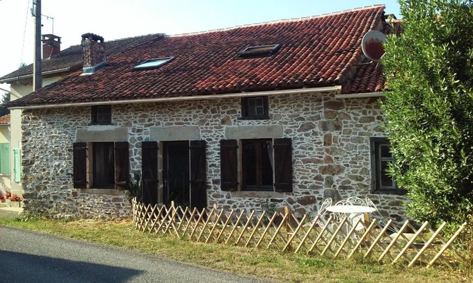 Oradour-sur-Glane Cama Y Desayuno | La Croix De Camargue