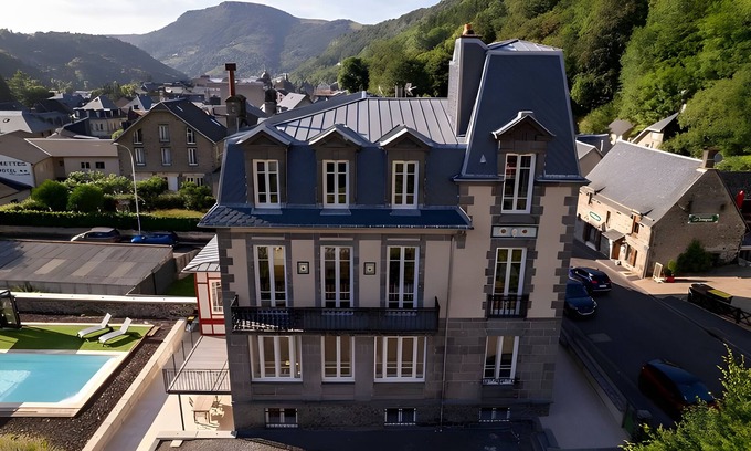 Mont-Dore Casa | La Demeure Du Tabellion with Mountain View, Balcony and Wi-Fi