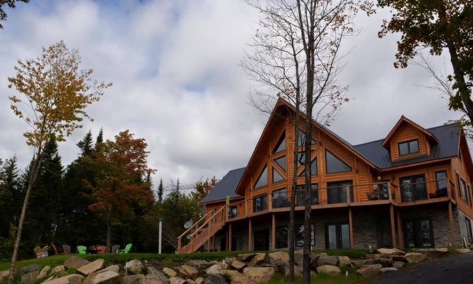 Saint-Joachim Apartamento | La Denver - Log Home with SPA (Unit 1)