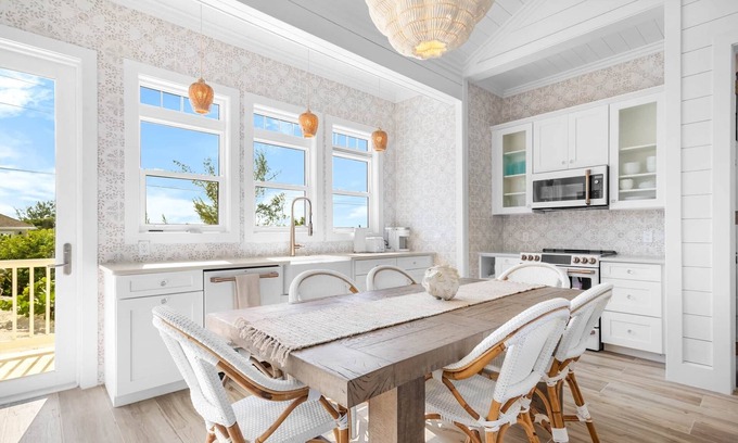 William's Town Casa | La Dolce Vita Cottage - Beachfront w/ pool directly on Tropic of Cancer Beach!