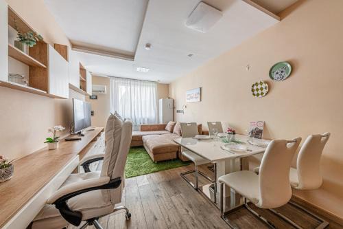 Istvanmezo Apartamento | La Dolce Vita -Massage Shower Stay with AC, Balcony near the City Park