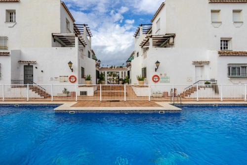 Castillo de Sabinillas Apartamento | La Duquesa apt with pool by Costarentals - Ref M8