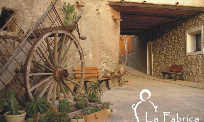 Agost Cabaña | Casas Rurales La Fàbrica - descansa en una antigua alfarería.