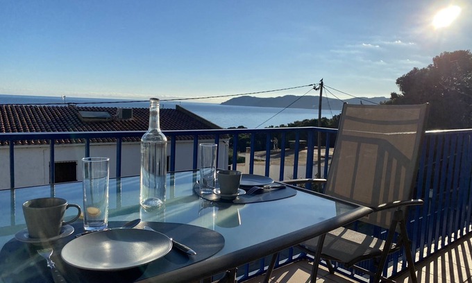 Llanca Apartamento | Vistas panorámicas al mar - cerca de la playa - hiper equipado Wi-Fi gratuita.
