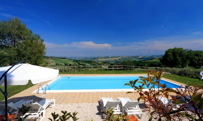 San Severino Marche Casa | Gran casa de campo con piscina privada.
