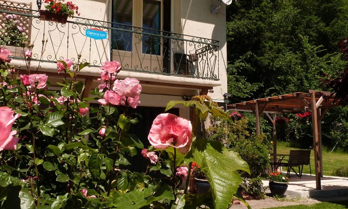 Exideuil Cabaña | La Garenne, casa de campo de 3 estrellas junto al río con vistas al pueblo desde Vienne River Vacances
