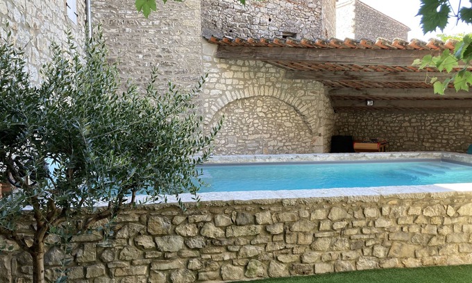 Saint-Andre-de-Cruzieres Casa | "Glicina" en el Ardeche con piscina climatizada en la casa de piedra en 1872
