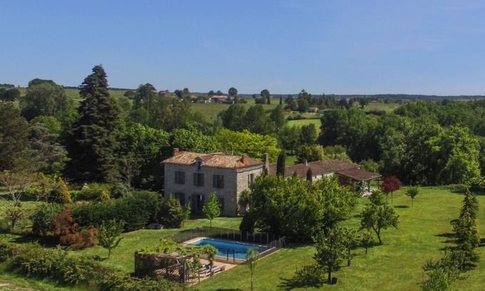 Saint-Andre-et-Appelles Casa | La Gravouse: casa señorial con piscina privada y cancha de tenis situada entre las viñas