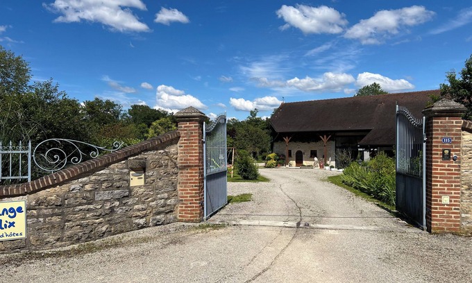 Fontainebrux Casa | La Grange de Félix, country cottage with swimming pool