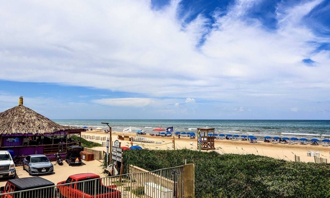 South Padre Island Condominio | La Internacional 205 1 Bedroom Condo by RedAwning