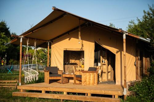 Le Gue-d'Allere Cabina | La Jolie Longère Fleurie Lodge avec piscine et jardin