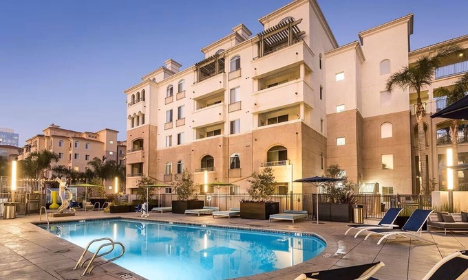 University City Apartamento | La Jolla Crossroads – Luxe 1BRs with resort pools, spa, and artful design.