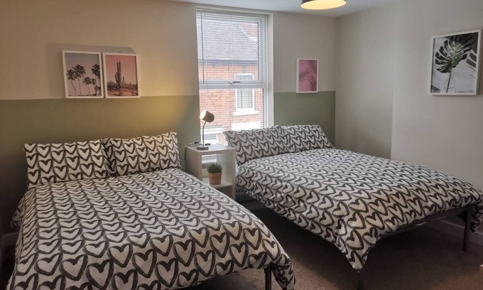 Derby Casa | La La Land Derby 4 bedrooms townhouse near Pride Park