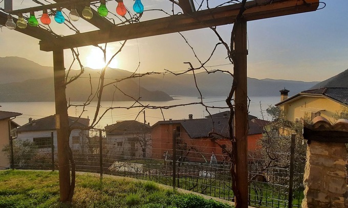 Tavernola Casa | La Magotina - Vista panorámica del lago Iseo - C. I.R. 016211-CNI-00004