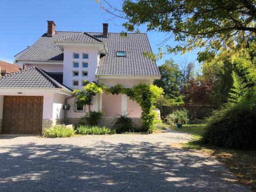 Lons-le-Saunier Apartamento | La Maison, 4 appartements 3 étoiles climatisés au centre ville avec jardin proche du Parc et des Thermes