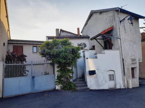 Villerest Casa | La Maison au Camélia