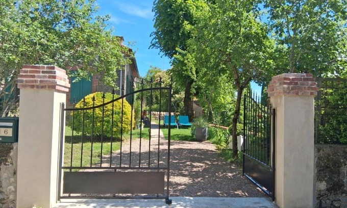 Labarthe-Bleys Casa | La casa del tilo para dos personas.
