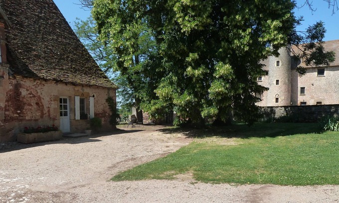 Saint-Menoux Cabaña | la maison aux arcades