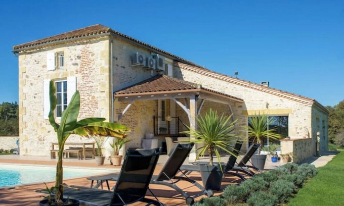 Monsempron-Libos Casa | La Maison aux Cyprès, charming guest house