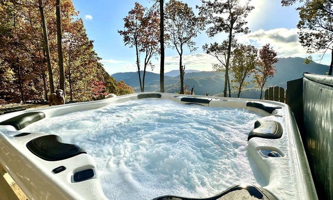 Black Mountain Casa | La Maison: Black Mt. Ultra Luxury 6 BR Ensuites in Catawba Falls Preserve