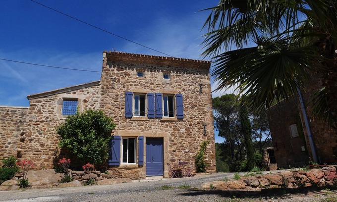 Quarante Casa | "La Maison Bleue" between vineyards and garrigue