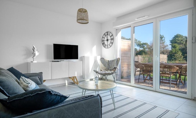 Gujan-Mestras Casa | La Maison Des Lys YourHostHelper