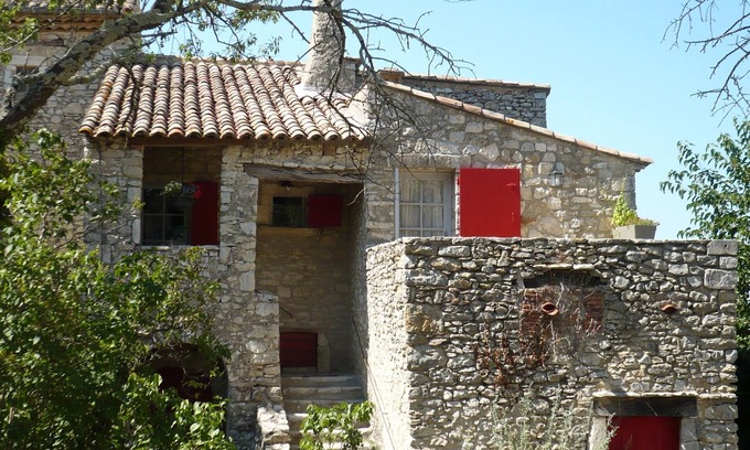 Lussan Casa | La Maison du Rempart en LUSSAN, medieval, en piedras locales.