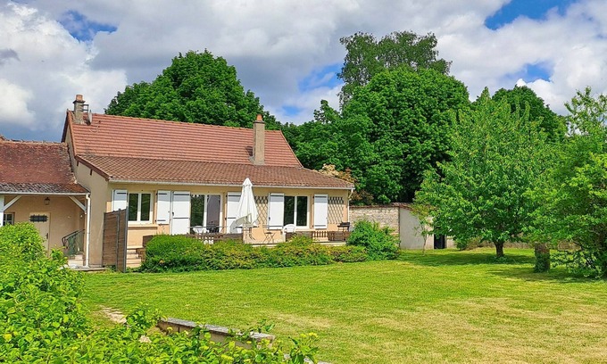Ravieres Casa | La Maison et son jardin sur le Canal de Bourgogne