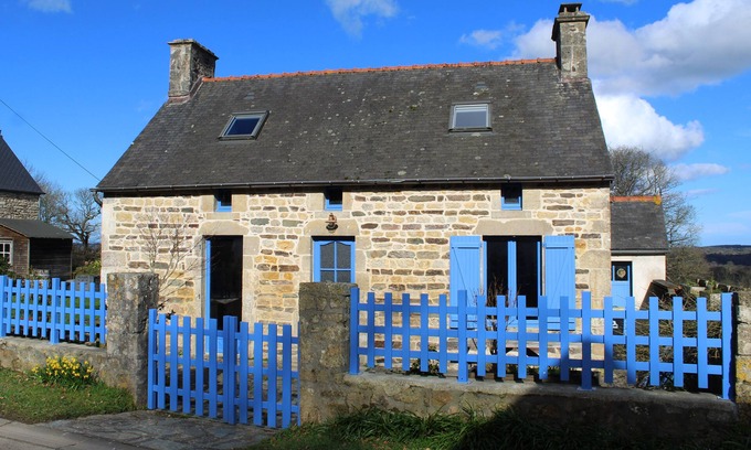 Montaigu-la-Brisette Casa | La Maison Bleue