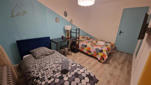 Reze Casa | La maison ocre - chambre turquoise