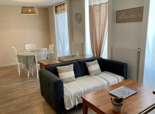 Montargis Apartamento | La maison Virginie appartements climatisés de 1 à 5 pers cosy central parking gratuit linge fibre proximité port lac canal piscine