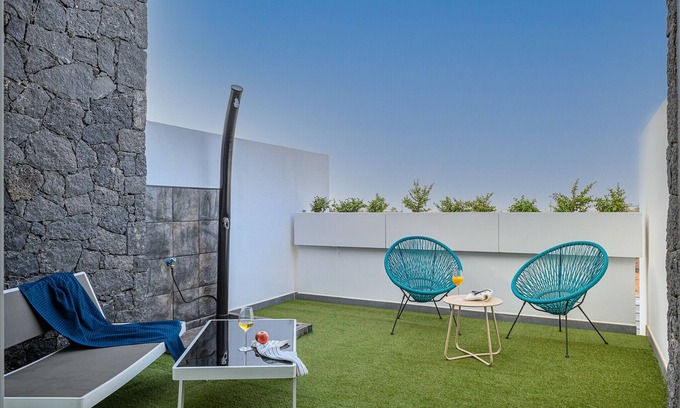 Playa Blanca Chalet De Esquí | La Marinera House - Near the beach, fast wifi, air-con on main Bedroom and SAT tv