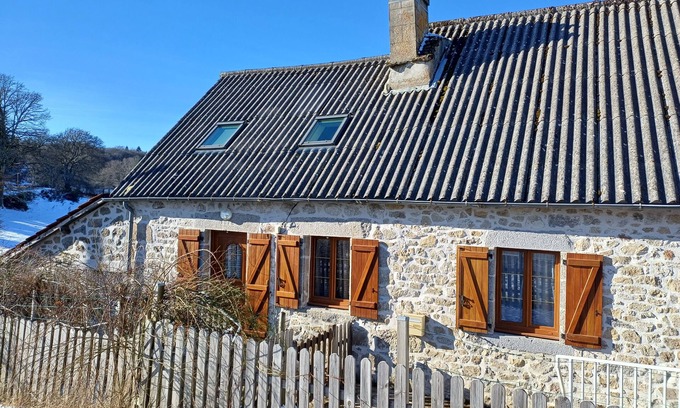 Saint-Oradoux-de-Chirouze Cabaña | La Méouzine, gîte for 4 people, 5 minutes from the pond, pets welcome,
