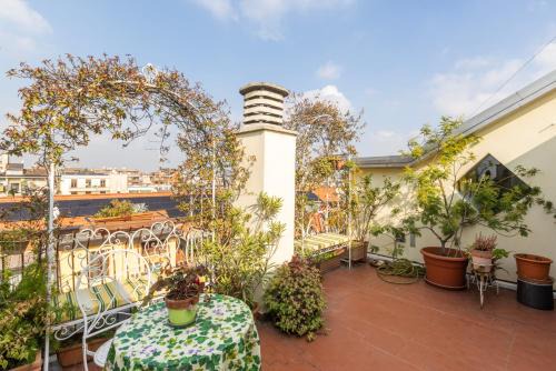 Bullona Apartamento | La Milano Design '50s with Botanical Terrace