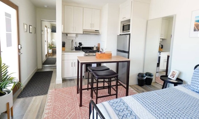 El Segundo Apartamento | LA Modern Studio with Pool, BBQ Deck & Beaches