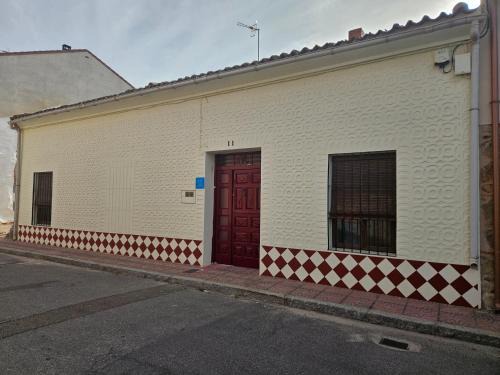 Nava de la Asuncion Casa | La Nava, casa de pueblo con patio y calefacción con chimenea