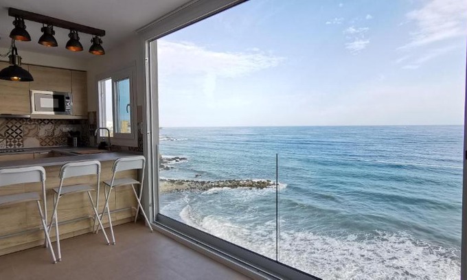 Benalmádena Apartamento | LA PERLA CRUISE Apartment on Private Beach, Modern with Aircon & wifi