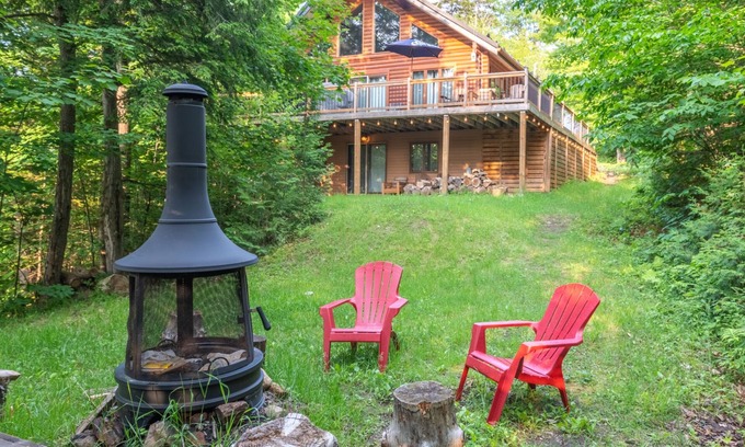 Wentworth-Nord Chalet De Esquí | La perle rosée boréale: rustic cottage on the water